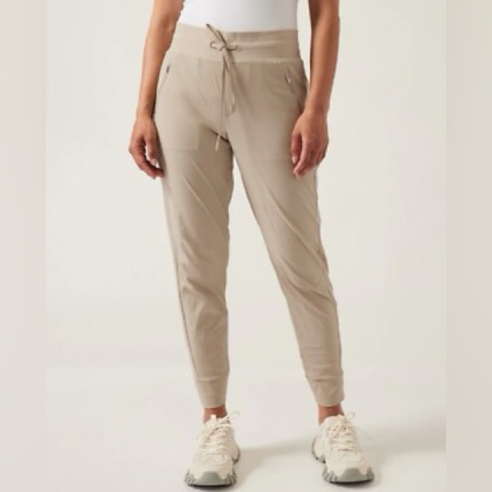 Athleta Trekkie North Jogger Cream Beige Women’s Size 4 Hiking Outdoor